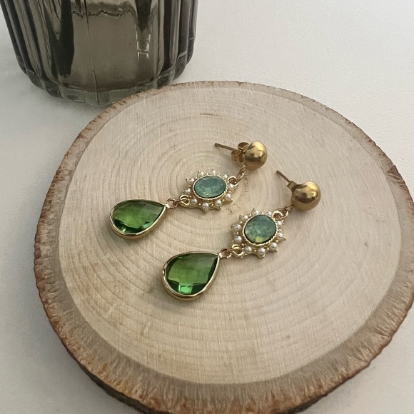 Elegant Angel Gold & Green Victorian-Inspired Necklace with Matching Earrings - Picture 13 of 13